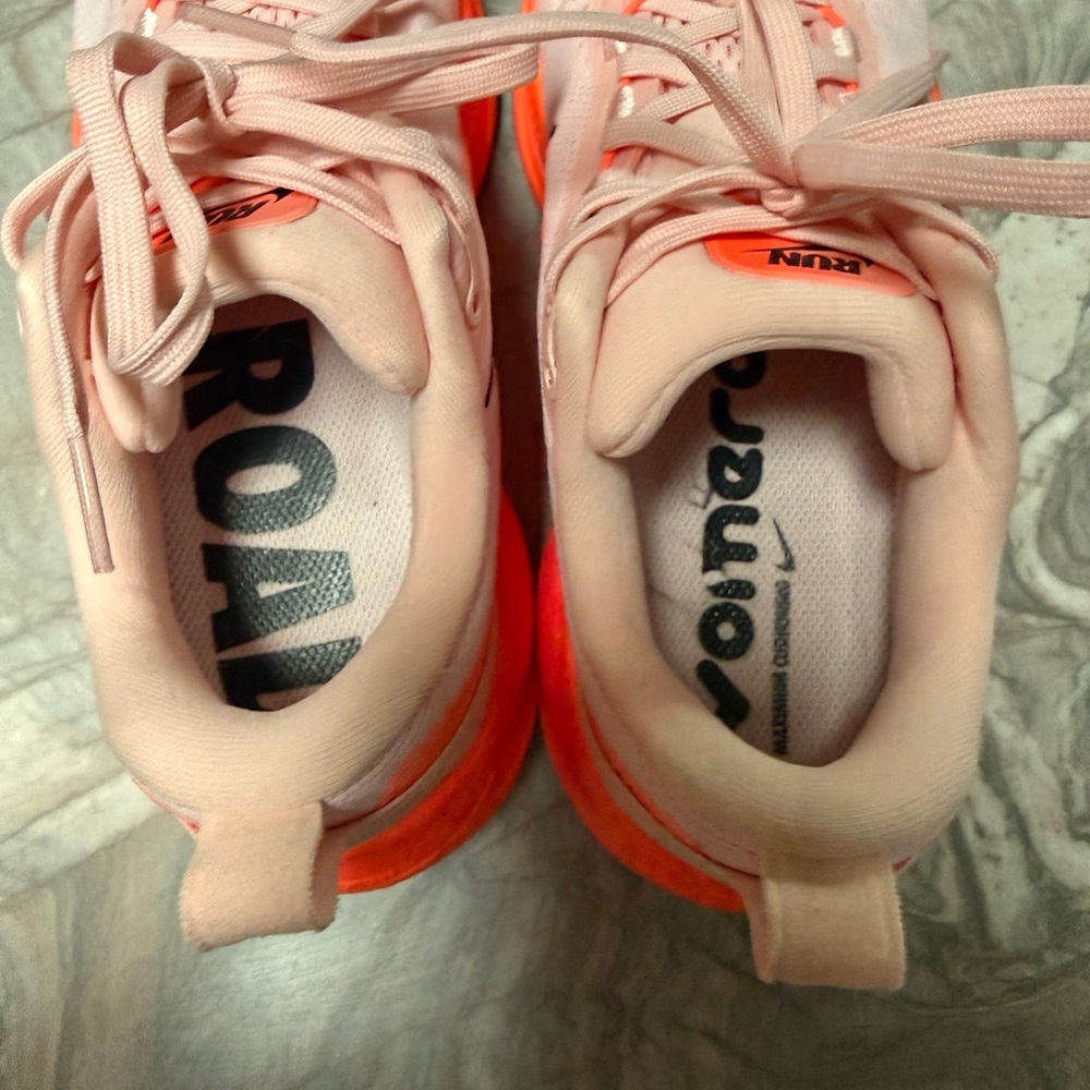 Nike Women's Vomero 18 Shoes - Picture 6 of 8